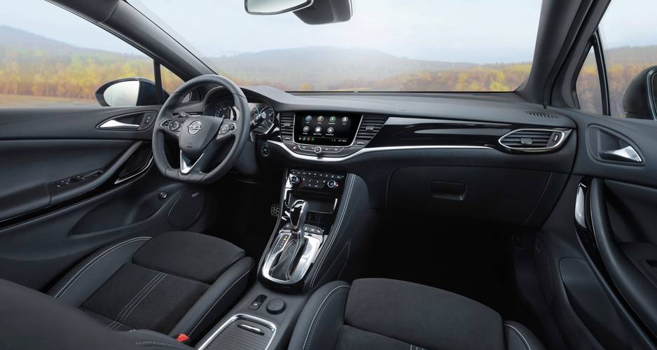 Interno di una Opel Astra K B16 facelift 2020