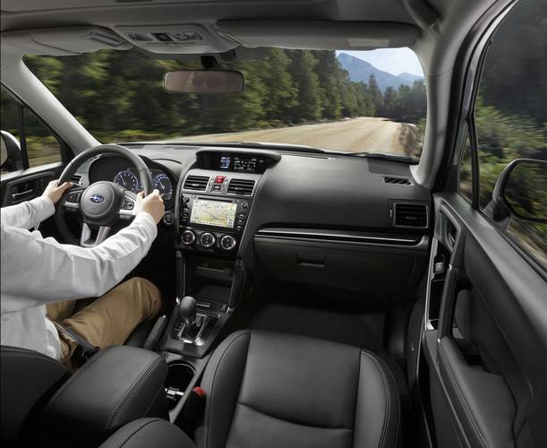 Interno di una Subaru Forester SJ facelift 2016