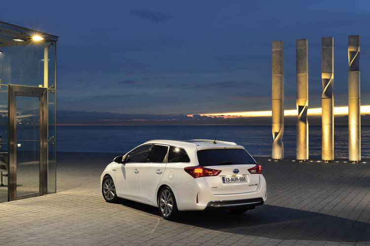 Toyota Auris E180 Touring Sports 2013 wagon