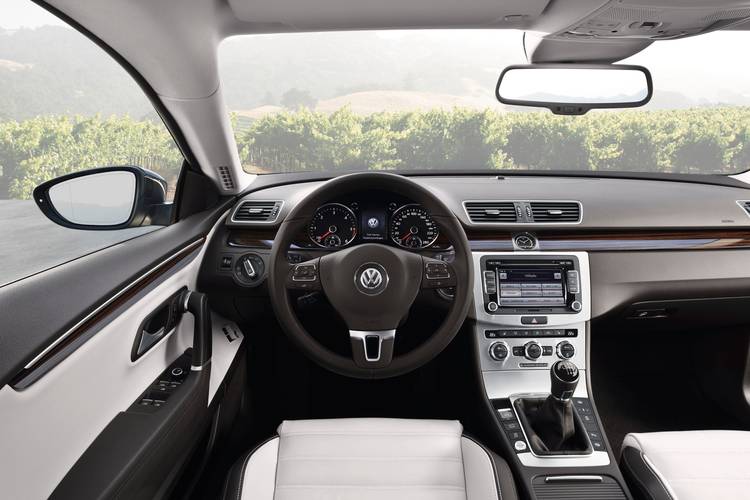 Interno di una Volkswagen VW Passat CC facelift 2012